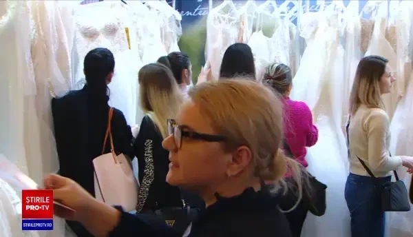 Cuplurile logodite sunt în toiul pregătirilor pentru nuntă. Sfaturi utile pentru a economisi bani