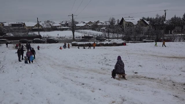 Copiii se bucură de ninsoare și ies la săniuș. Autoritățile din Sîngeorgiu de Mureș le-au amenajat un deal