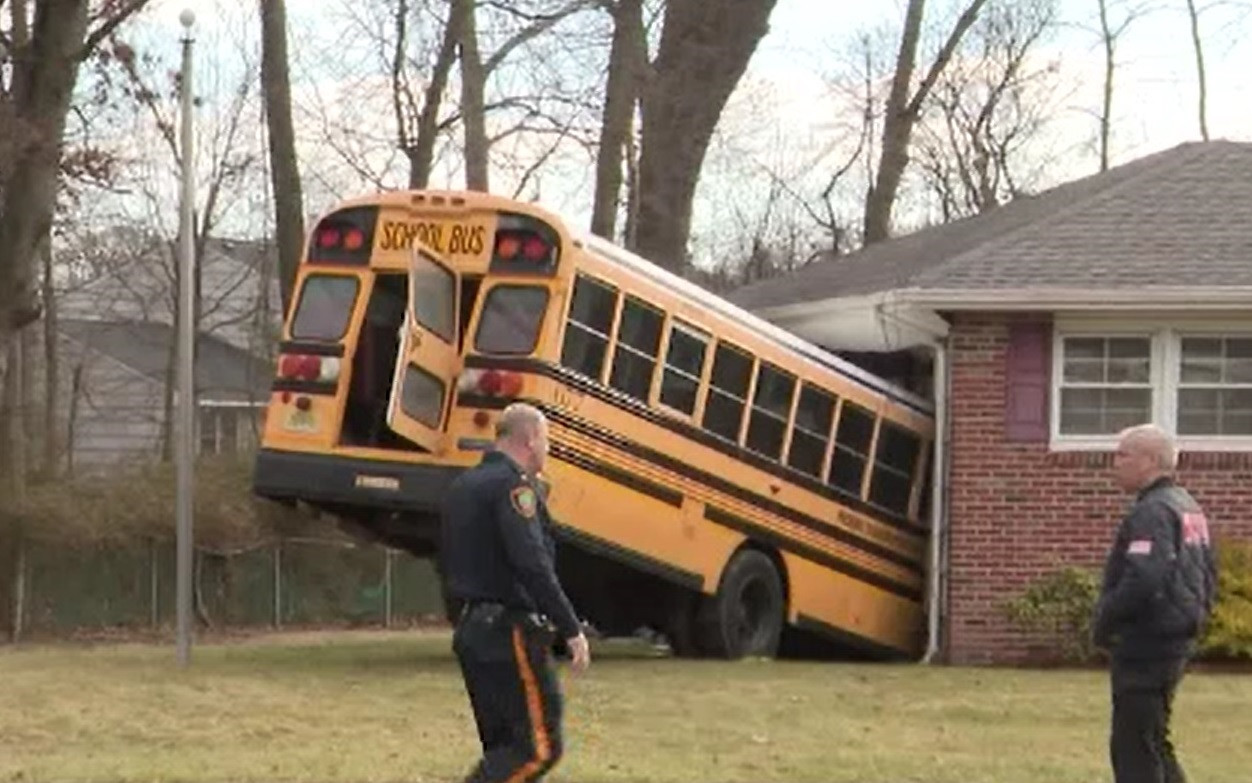 Un șofer beat, din SUA, a ajuns cu un autobuz școlar în sufrageria unui profesor