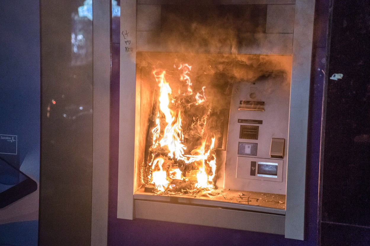 Un bancomat din Mediaș a ars în totalitate, cu tot cu banii pe care îi avea înăuntru. ”Putem zice că e o premieră”