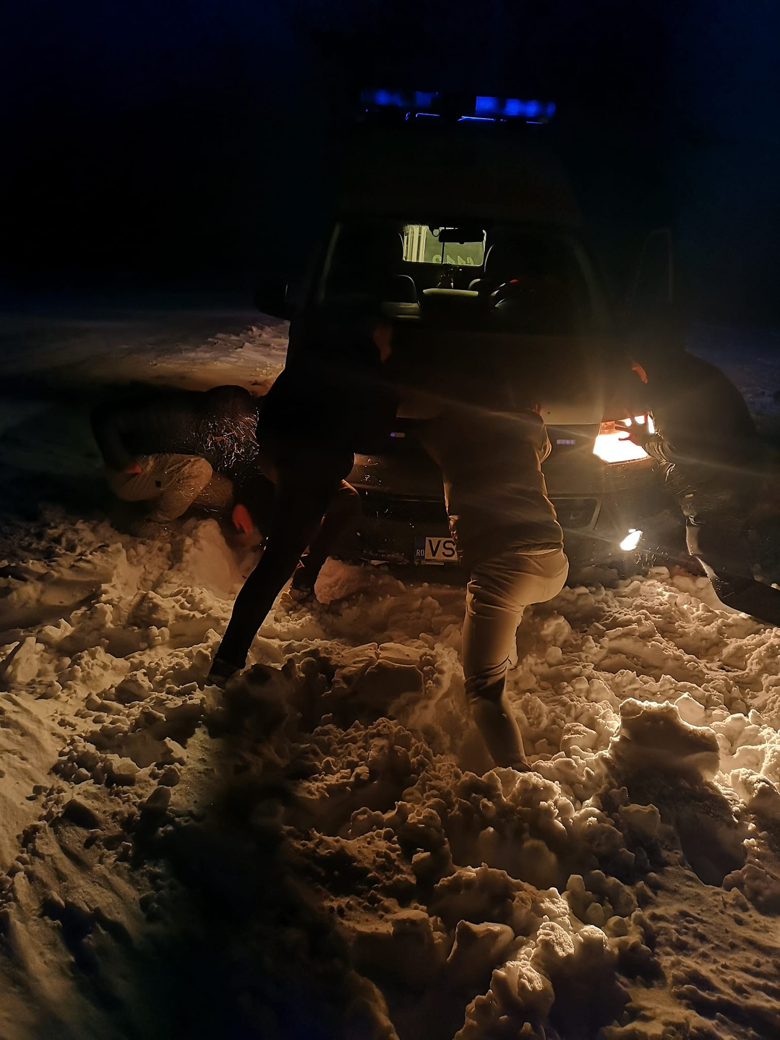 Pacientă inconștientă, cărată prin zăpadă până la ambulanță. Mașina nu mai putea înainta, într-o comună din Vaslui