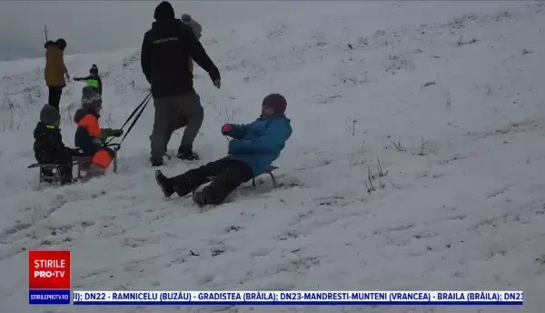 Copiii se bucură de ninsoare și au ieșit la săniuș. La Sîngeorgiu de Mureș autoritățile au pregătit un deal special amenajat