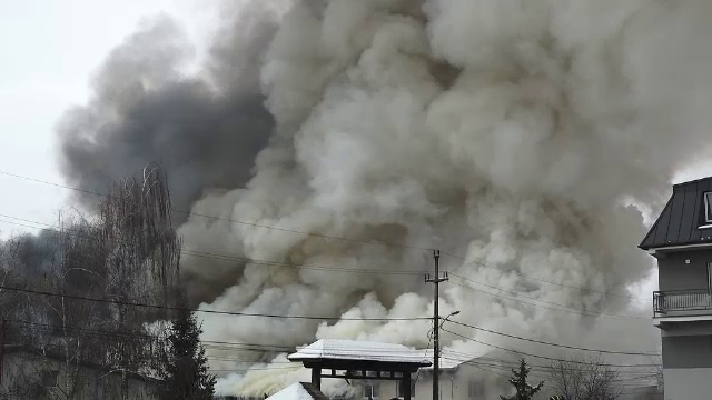 Incendiu puternic la o hală din Târgu-Mureș. Tone de îngrășăminte erau pe cale să explodeze. Pagubele sunt uriașe