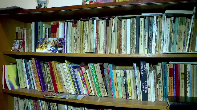 Scări de bloc amenajate pentru lectură. Tot mai mulți locatari se bucură de o bibliotecă comună împreună cu vecinii