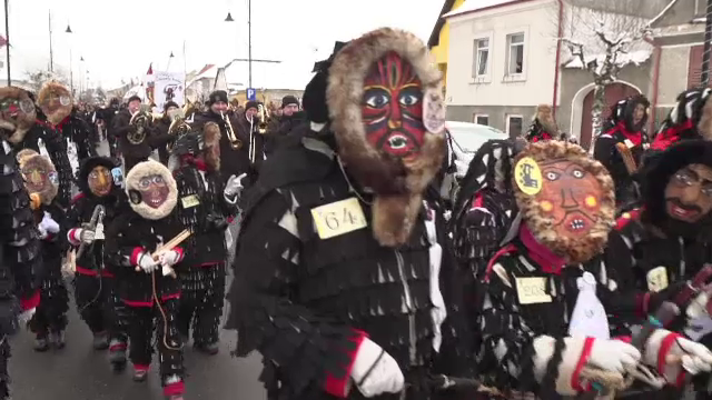 Parada lolelor de la Sibiu. Ce se ascunde, de fapt, sub măștile urâte și care este povestea lor