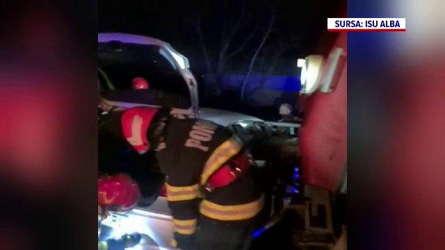 Accident feroviar în Alba. O mașină a fost lovită din plin de un tren. Șoferița a scăpat cu viață