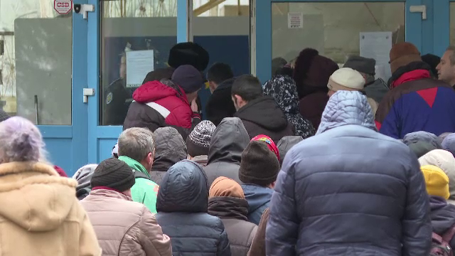 Peste 1.000 de persoane cu handicap au stat cu orele la coadă pentru a ridica ajutoarele de la Uniunea Europeană