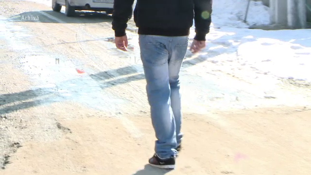 Un tată și-a abuzat sexual una dintre fiice, iar pe restul copiilor i-a trimis la cerșit. Ororile la care și-a supus fiii