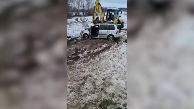 Doi bărbați s-au înecat după ce au ajuns cu mașina într-un râu din Argeș. Plecaseră după hrană pentru porumbei