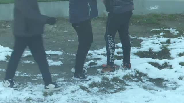 „Încep să își bată joc de mine, încep să mă poreclească”. Un elev din doi este victima bullyingului în școli