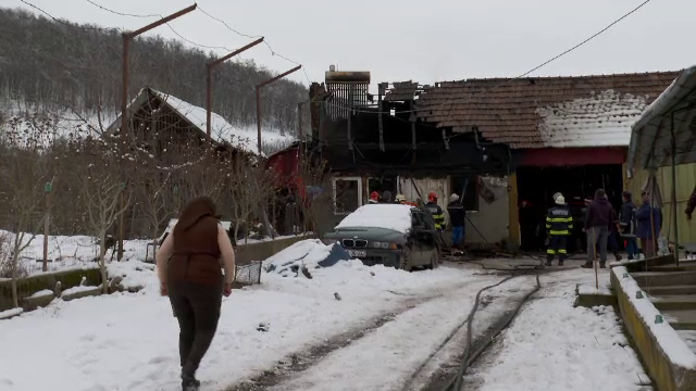 O bunică din Bistrița-Năsăud a murit după ce a încercat să-și încălzească locuința. Fiul a scos-o din casă fără suflare