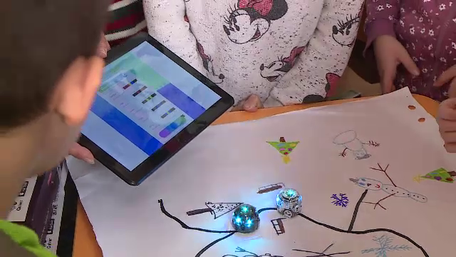 La o școală din Valea Doftanei elevii lucrează cu roboți din clasa I. Cum au reușit profesorii să atragă fonduri europene
