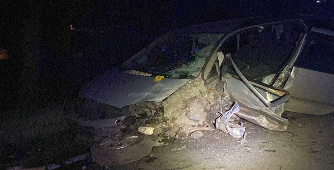 Un pieton a fost ucis în timp ce traversa strada într-o zonă fără iluminat public. Trei persoane au fost rănite