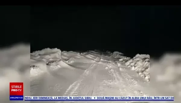 13 drumuri judeţene din Vrancea, dar şi două din Galaţi, închise din cauza zăpezii. Șoferii sunt disperați