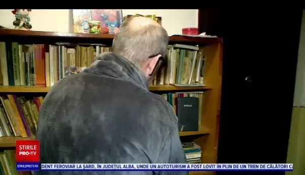 Scări de bloc amenajate pentru lectură. Tot mai mulți locatari se bucură de o bibliotecă comună împreună cu vecinii