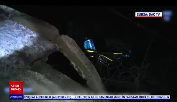 Două mașini au plonjat într-un râu din Iași, după o cursă nebună. Una dintre ele era de poliție, cu doi agenți la bord