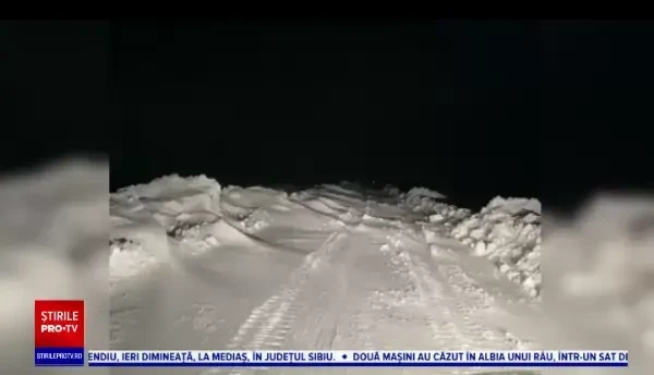 13 drumuri judeţene din Vrancea, dar şi două din Galaţi, închise din cauza zăpezii. Șoferii sunt disperați
