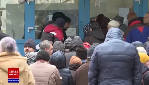 Peste 1.000 de persoane cu handicap au stat cu orele la coadă pentru a ridica ajutoarele de la Uniunea Europeană