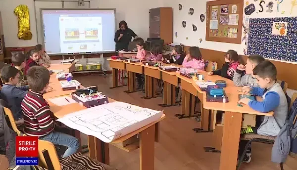 La o școală din Valea Doftanei elevii lucrează cu roboți din clasa I. Cum au reușit profesorii să atragă fonduri europene