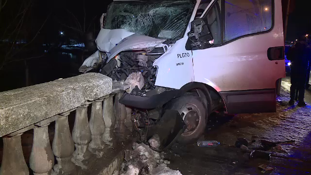 Accident în Sectorul 1 al Capitalei. O șoferiță s-a izbit de un pod, după ce a derapat din cauza poleiului
