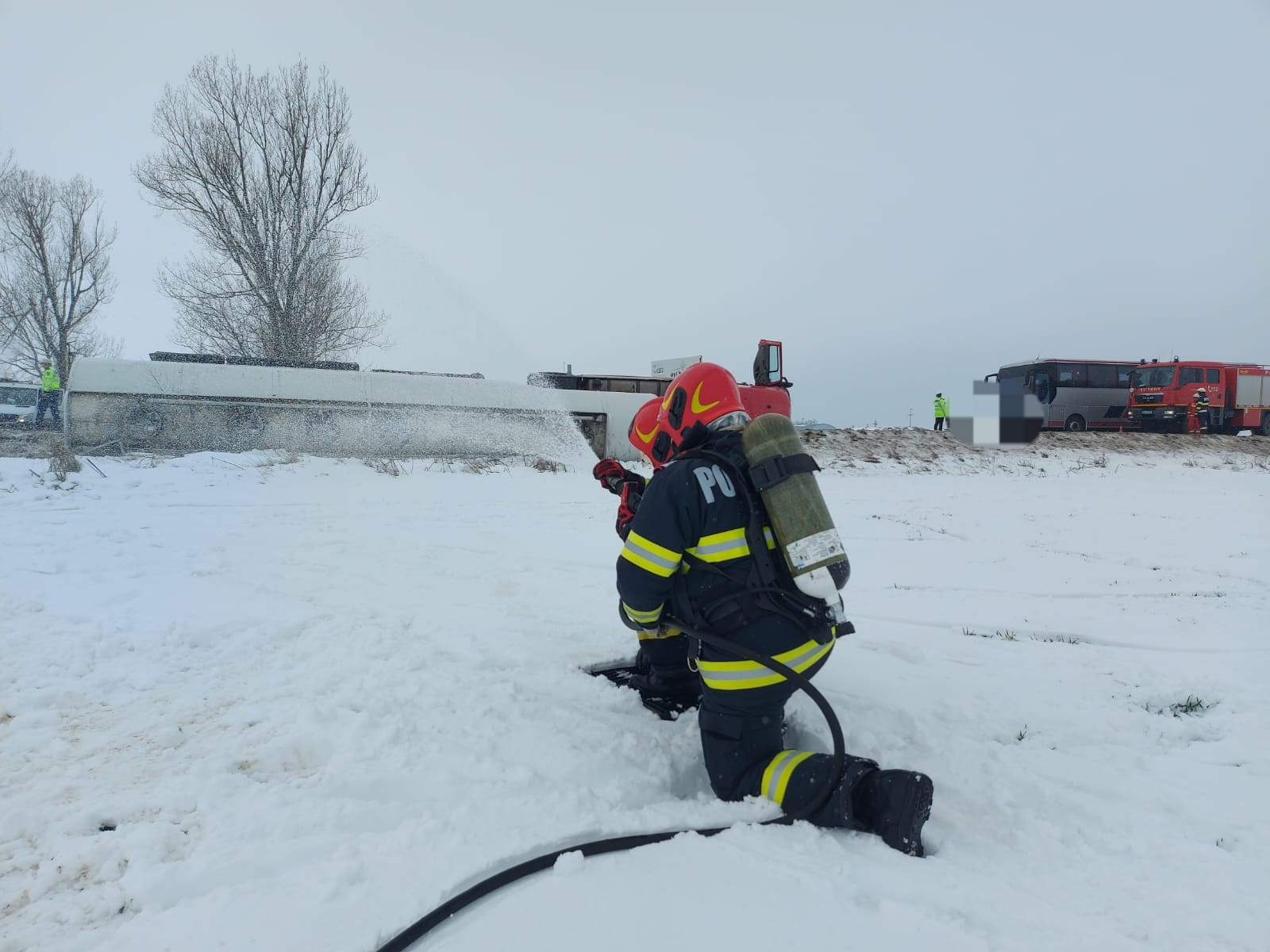 Accident rutier grav. O cisternă s-a răsturnat, ”sunt scurgeri de combustibil”. Trei oameni au fost răniți