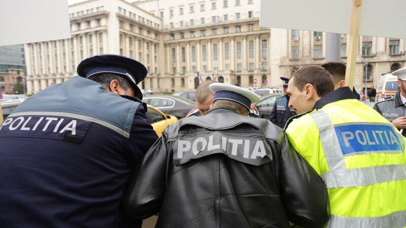 Doi deputaţi USR afirmă că au fost legitimaţi de poliţiştii locali de la Oradea în timp ce împărţeau pliante