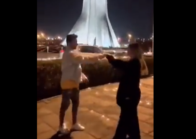 Un cuplu a fost condamnat la peste 10 ani de închisoare, după ce a dansat în fața unui monument din Teheran