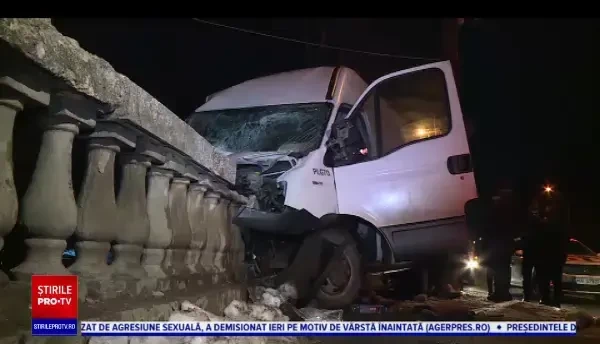 Accident în Sectorul 1 al Capitalei. O șoferiță s-a izbit de un pod, după ce a derapat din cauza poleiului