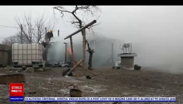 Dou familii care locuiau în aceeași curte s-au trezit fără un acoperiș deasupra capului. Casele lor, mistuite de flăcări