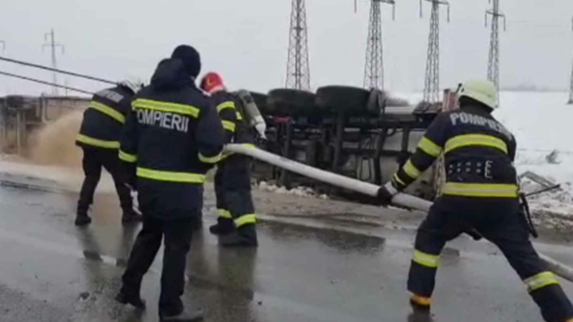 Pericol de explozie după un accident la ieșirea din Slobozia. O cisternă a fost implicată