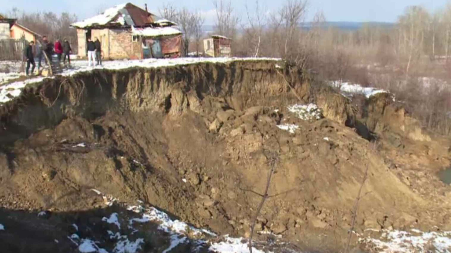 Alunecări de teren în două localități din Dâmbovița. Râul mănâncă din maluri, punând în pericol casele din apropiere