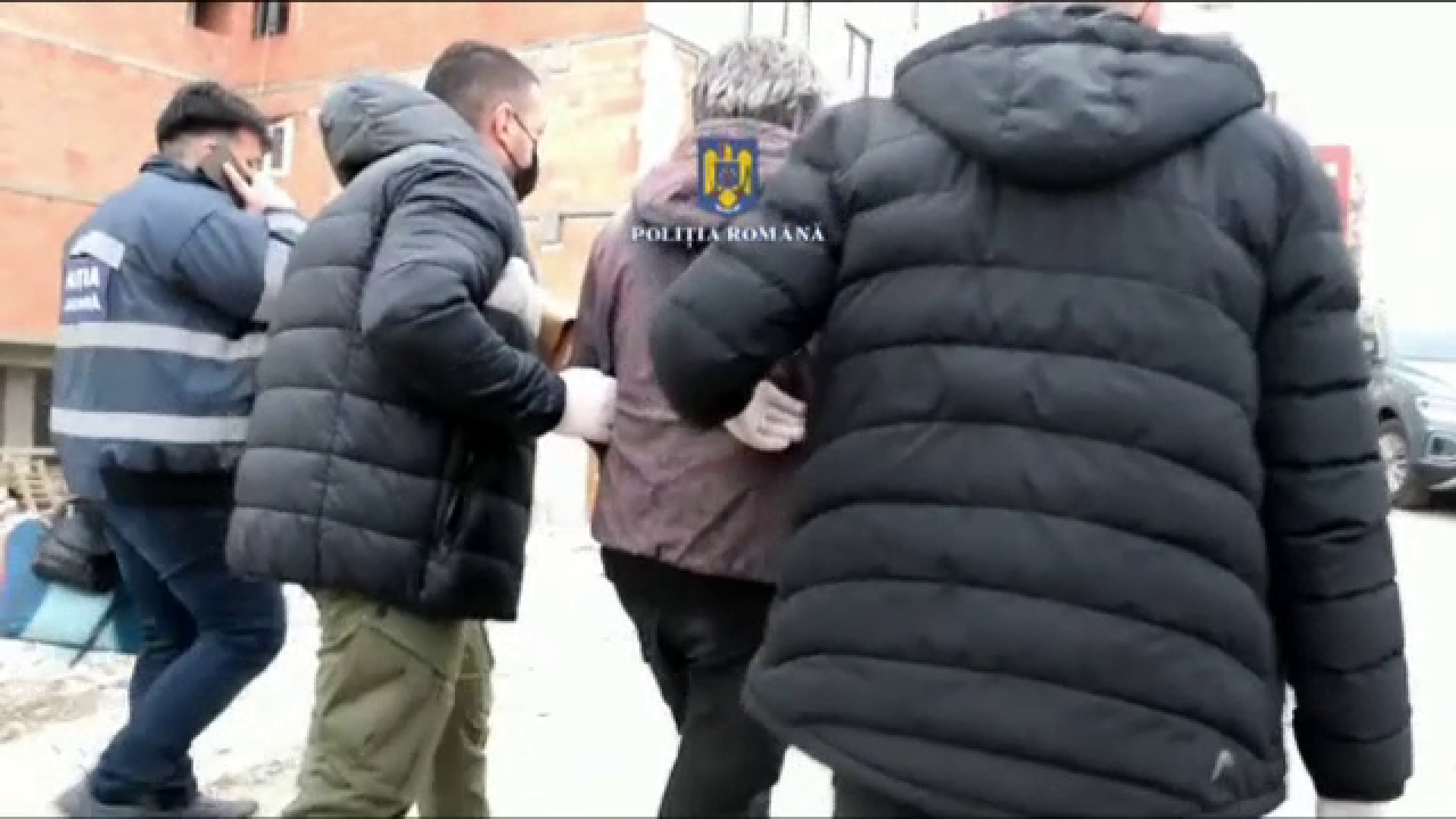 Constructor și dezvoltator imobiliar, reținuți: Au luat de mai multe ori bani pentru o proprietate vândută mai multor clienți