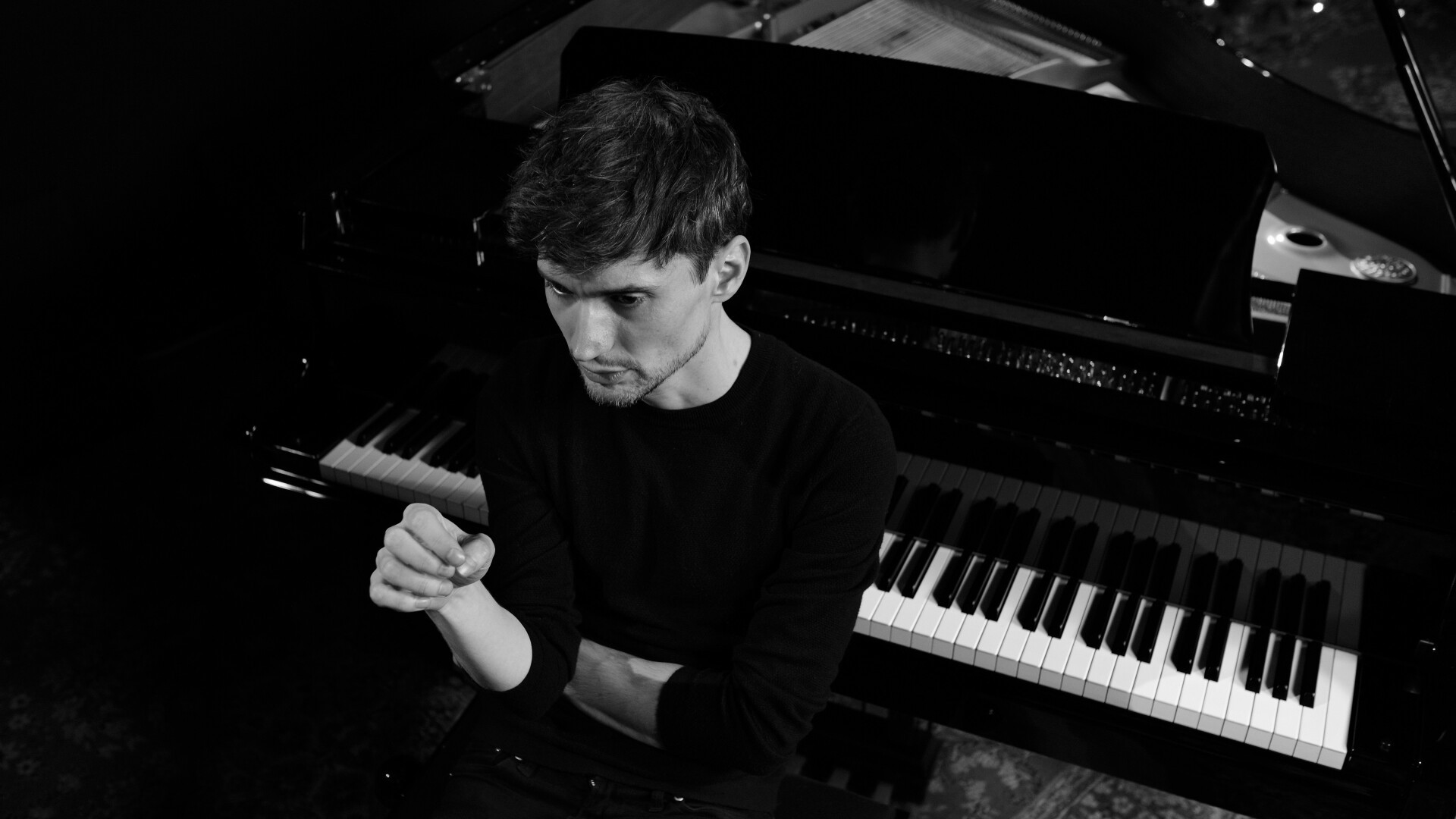 Pianistul Andrei Irimia continuă turneul ”All Strings Attached” în 5 orașe din România