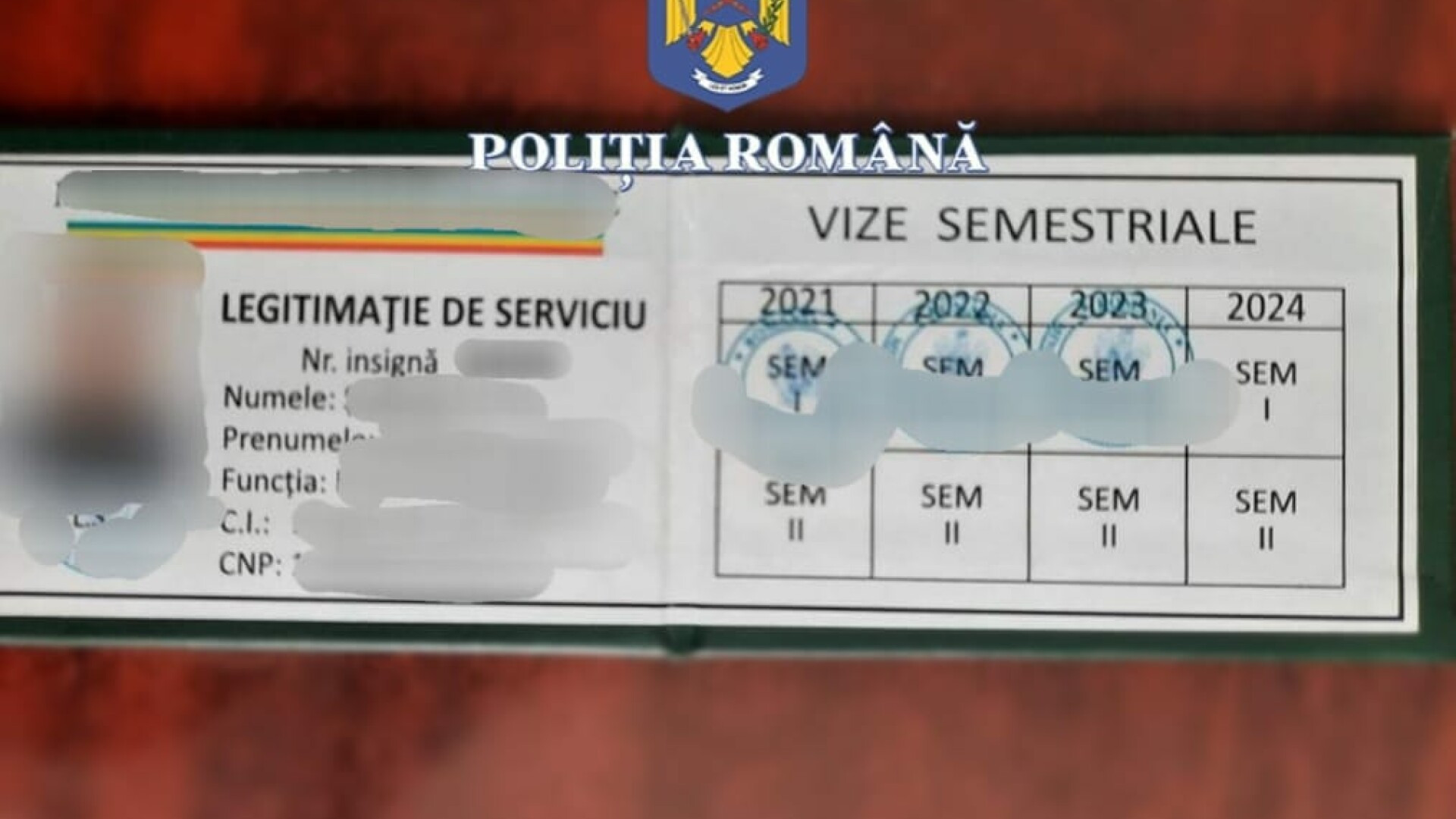Un bărbat s-a dat drept polițist cu o legitimație falsă și a cerut șpagă unei femei pentru a-i angaja fiul