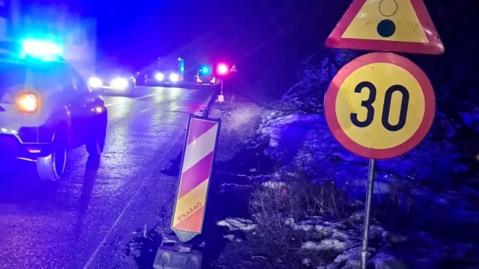 Șoseaua de pe Valea Oltului s-a fisurat. Traficul este restricționat | GALERIE FOTO