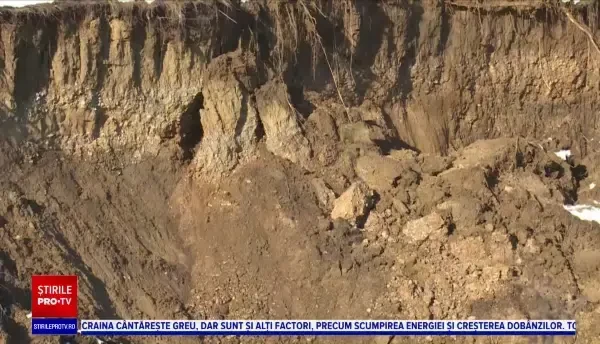 Alunecări de teren în două localități din Dâmbovița. Râul mănâncă din maluri, punând în pericol casele din apropiere