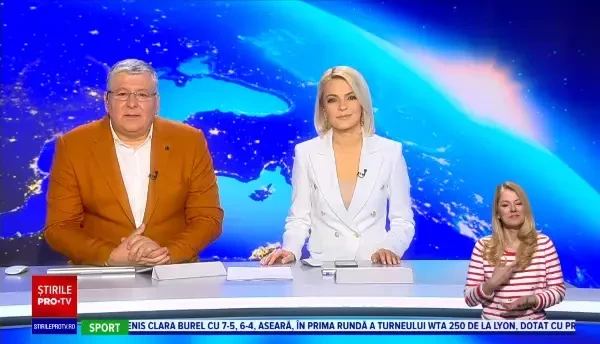 Momentul în care o femeie a fost la un pas să fie strivită de un bolovan care i-a ajuns în mijlocul casei