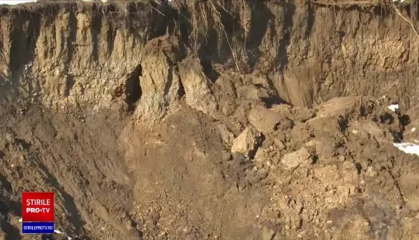 Alunecări de teren în două localități din Dâmbovița. Râul mănâncă din maluri, punând în pericol casele din apropiere
