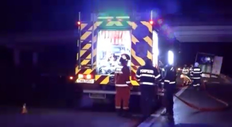 Un TIR plin cu 24 de tone de îngrășăminte chimice a luat foc, în mers, pe A3. Intervenție în forță a pompierilor
