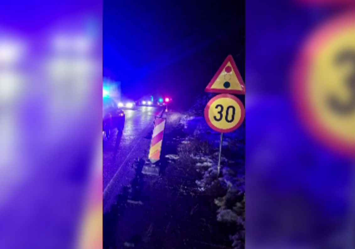 Drumul s-a surpat la Boița, pe DN7 Valea Oltului. Se circulă alternativ pe o bandă