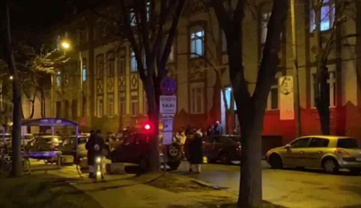 Alarmă de incendiu la un cămin de mediciniști din Timișoara. O ușă a luat foc, de la un reșou