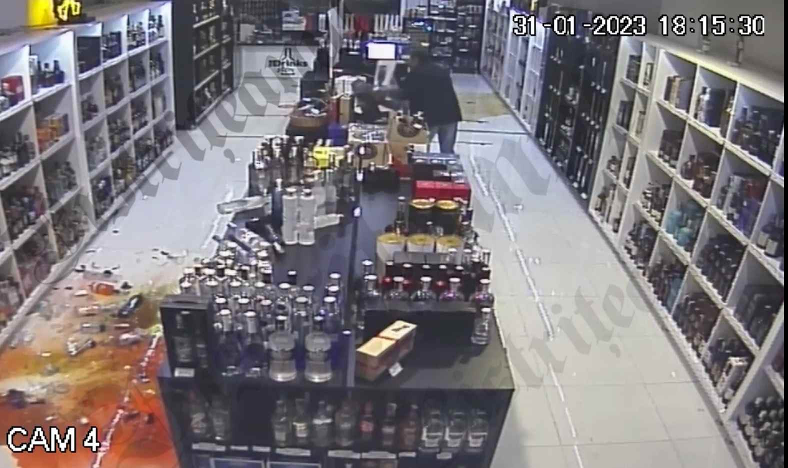 Momentul în care un taximetrist devastează un magazin de băuturi, în Bistrița. A spart sistematic totul în cale