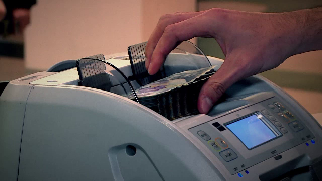 O angajată la o bancă din Mediaș a fost reținută după ce fi furat peste 140.000 de euro din conturile clienților