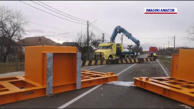 Un camion încărcat cu utilaje a doborât un limitator de viteză. Amenda uriașă primită de șofer