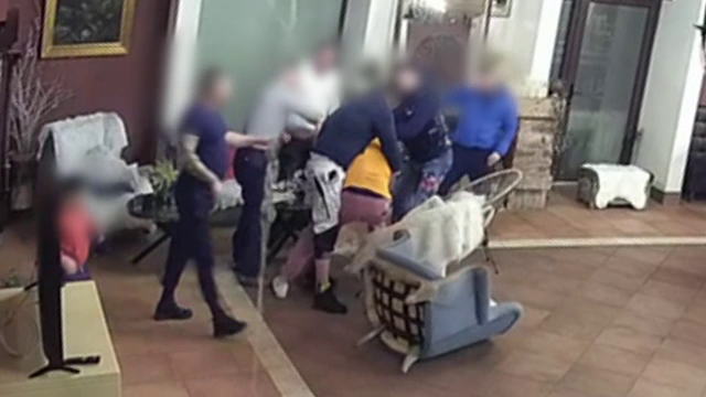 Bătaie într-un restaurant din Turda. Un bărbat a fost lovit cu pumnii și picioarele de mai mulţi clienţi nervoşi