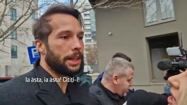 Frații Tate le-au dat jurnaliştilor un bilețel scris de mână. „Spuneți lumii ce se întâmplă!”