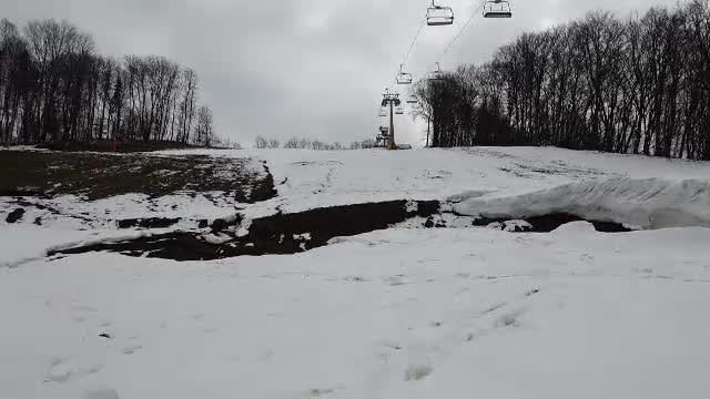 Autoritățile din Bistrița au un nou plan pentru pârtia Cocoș, unde zăpada abia se depune - o instalație de sanie pe șine