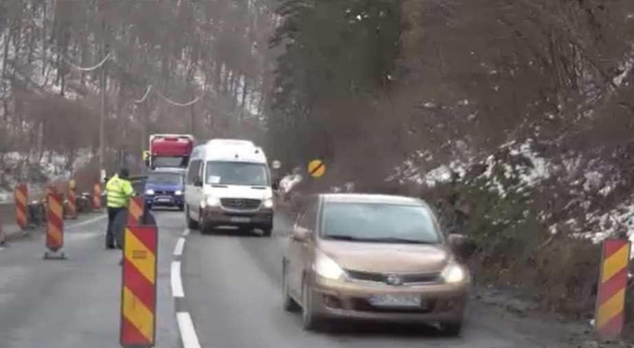 Restricții de circulație pe Valea Oltului. Asfaltul s-a fisurat în mai multe locuri