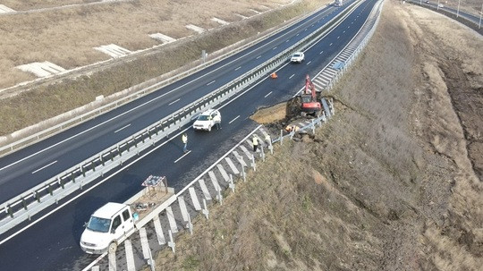 Cum arată autostrada Sebeș-Turda, închisă în urma unei alunecări de teren. Șoseaua este în garanție | FOTO, VIDEO