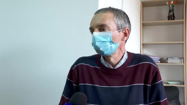Un elev din Argeș a amenințat cu moartea profesorul de matematică, după ce i-a spus că îi va scădea nota la purtare